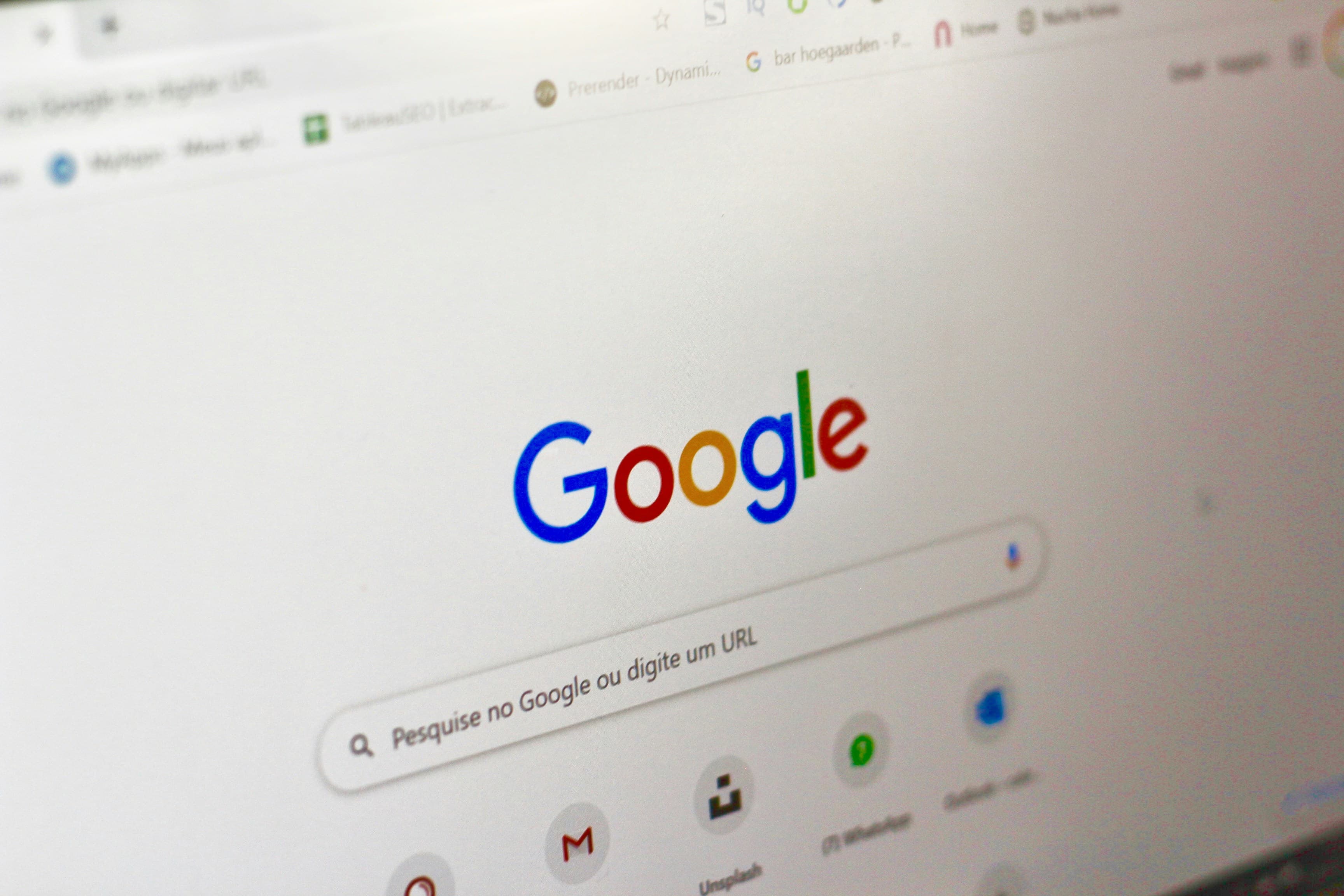 Person sucht online nach Wohnungen und prüft ein Inserat auf Seriosität
