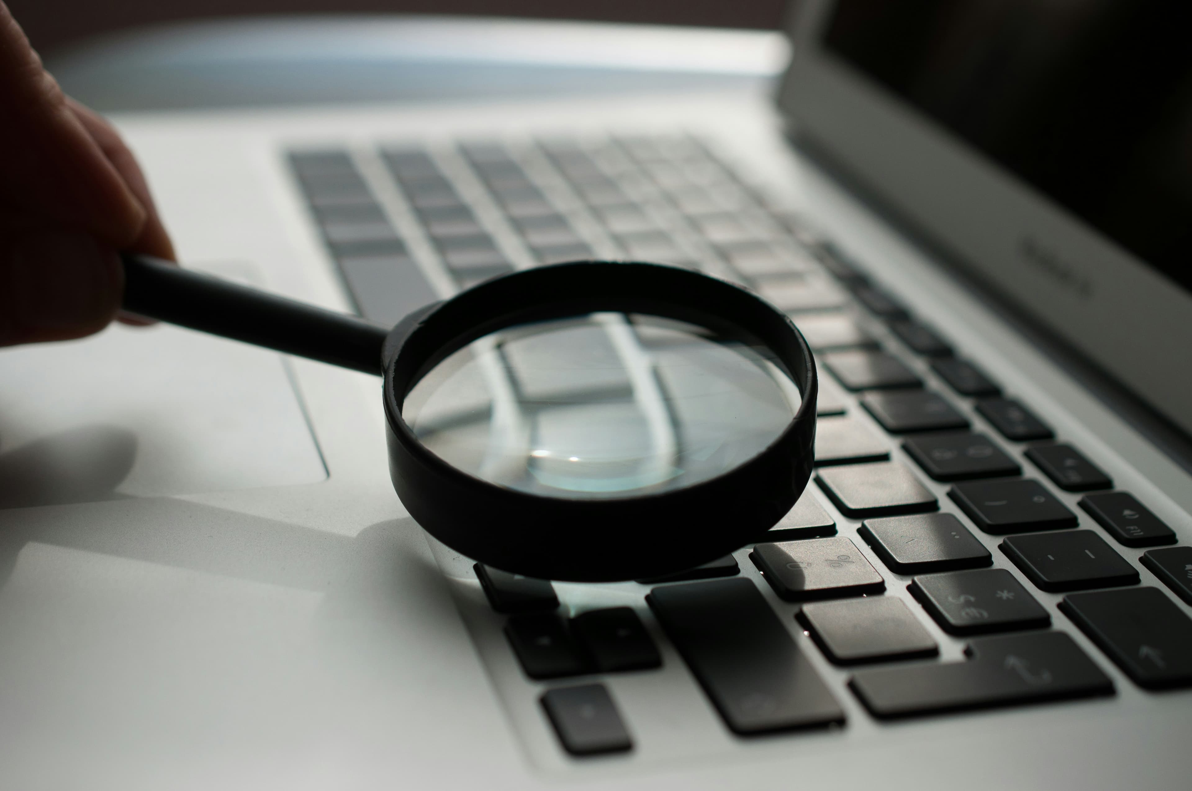 Wohnungssuchende Person plant die Suche mit Laptop und Unterlagen
