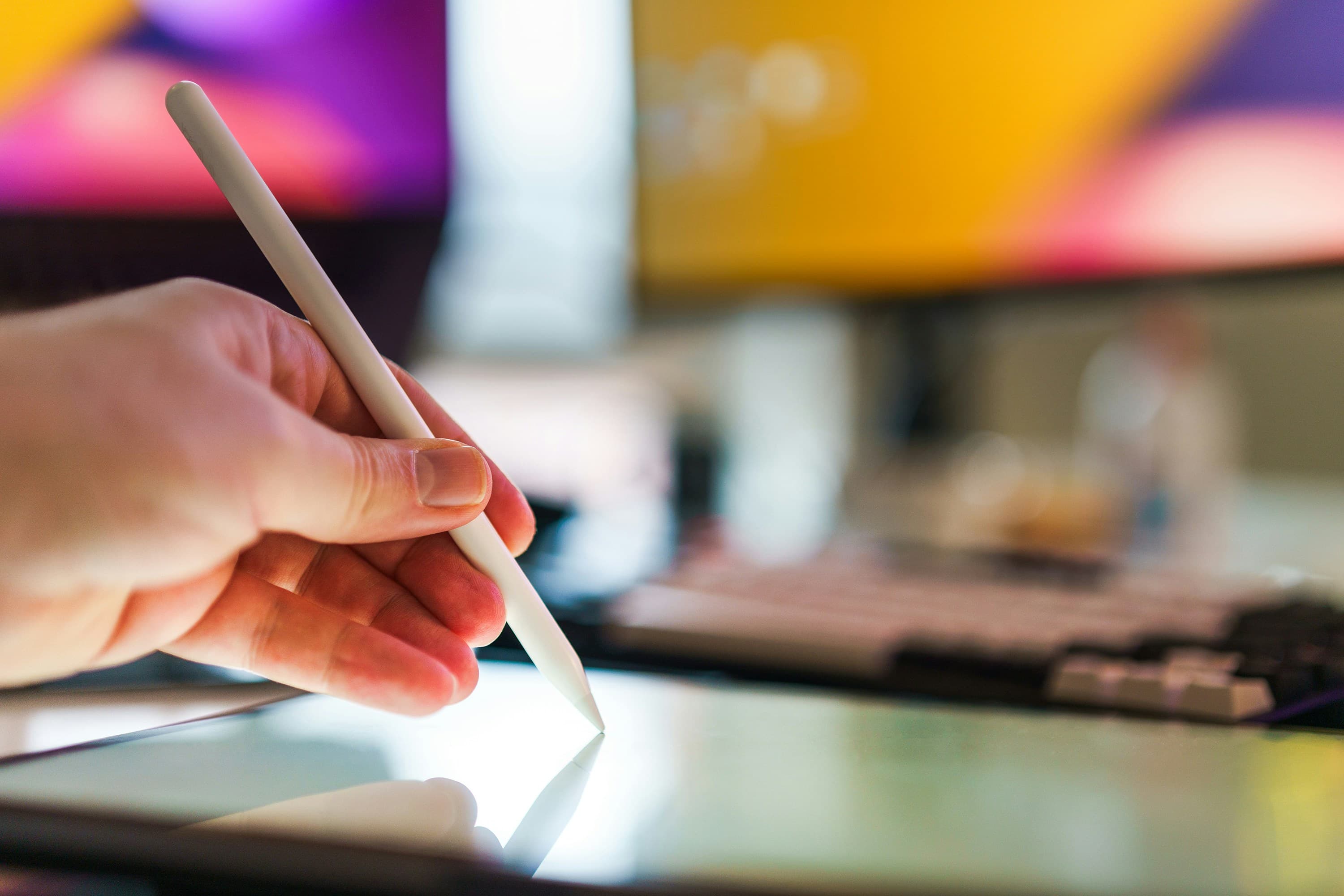 Digitale Bewerbungsmappe für eine Mietwohnung auf Laptop und Smartphone